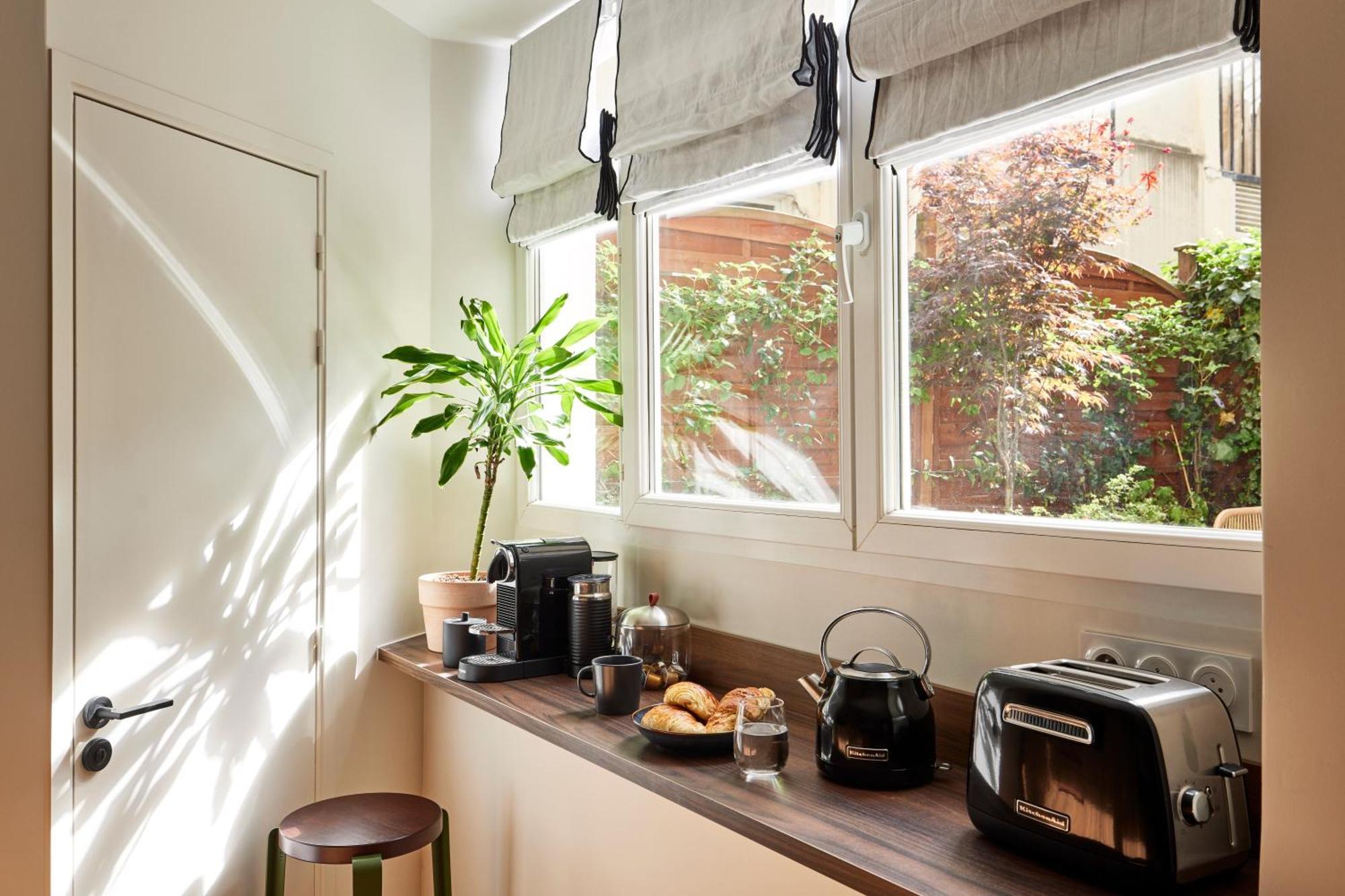 Stylish 2Br & 2Ba With Private Terrace Apartment Paris Bagian luar foto