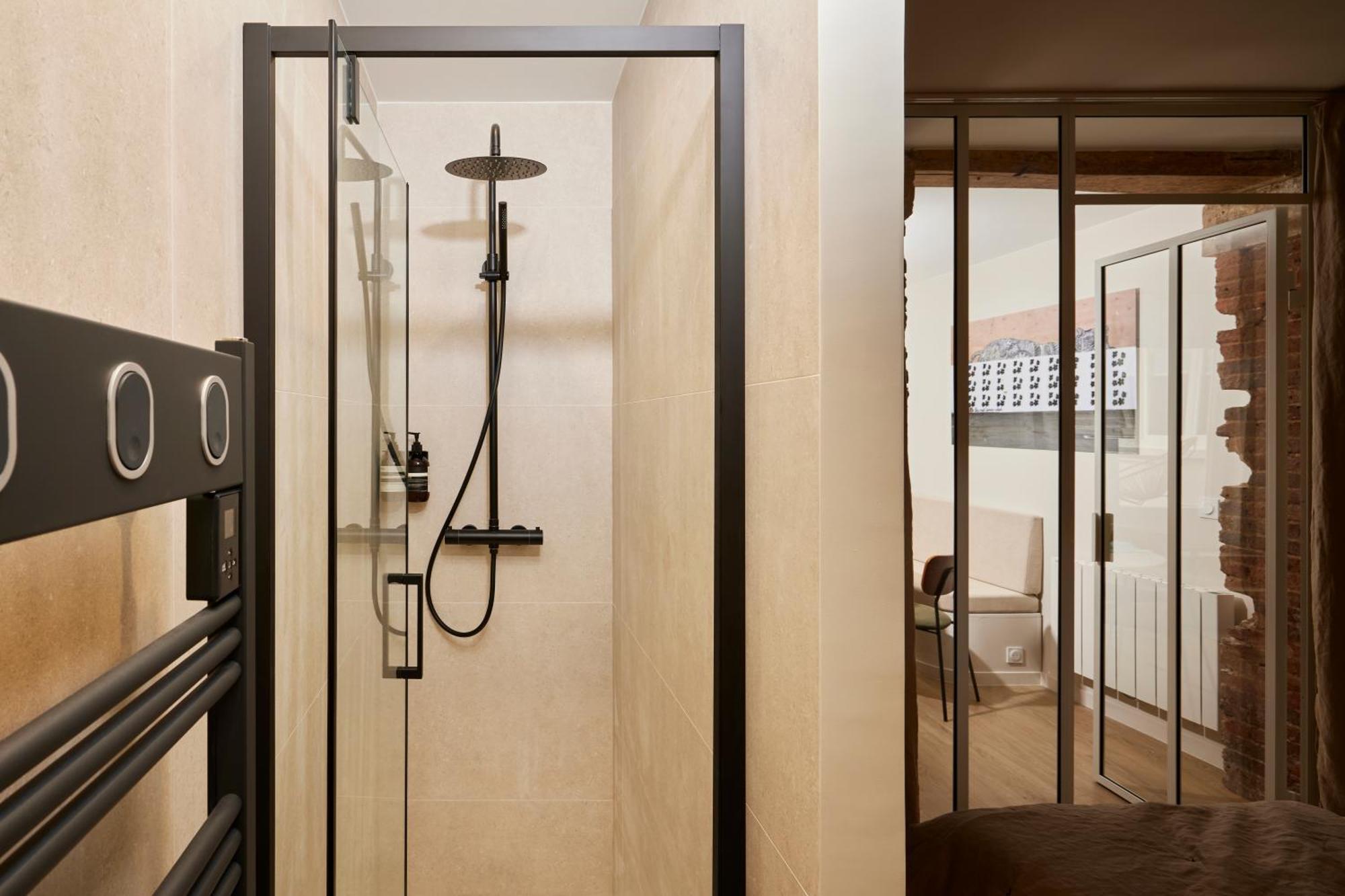 Stylish 2Br & 2Ba With Private Terrace Apartment Paris Bagian luar foto