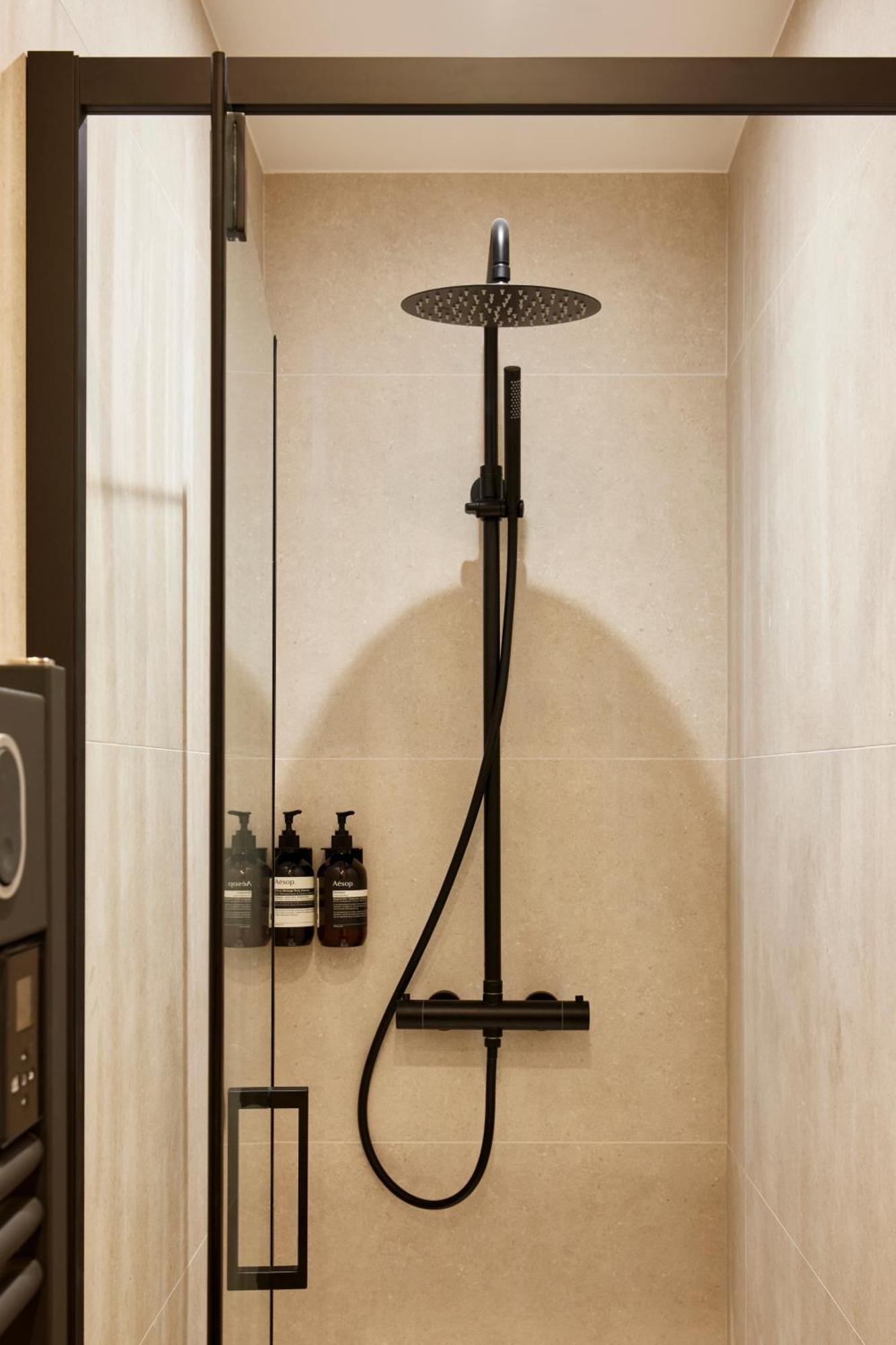 Stylish 2Br & 2Ba With Private Terrace Apartment Paris Bagian luar foto